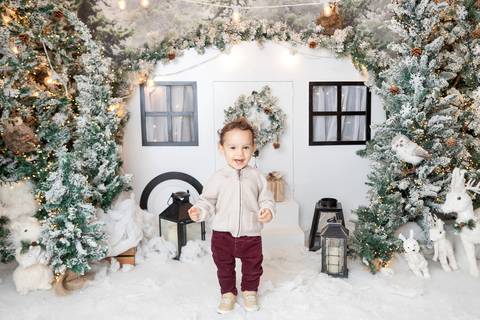 ensaio de natal bebê touca de papai noel brasilia df registrado pela fotógrafa letícia franco papai noel arvore guirlanda pijama carter's carters  trailer neve
'