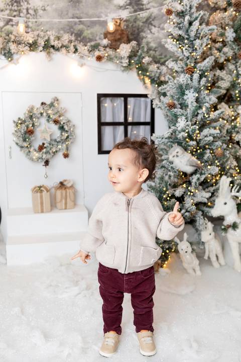 ensaio de natal bebê touca de papai noel brasilia df registrado pela fotógrafa letícia franco papai noel arvore guirlanda pijama carter's carters  trailer neve
'