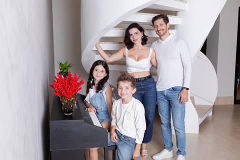 ensaio de natal bebê touca de papai noel brasilia df registrado pela fotógrafa letícia franco papai noel arvore guirlanda ensaio em casa'