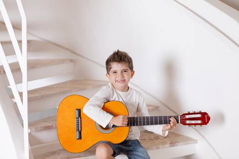 ensaio de natal bebê touca de papai noel brasilia df registrado pela fotógrafa letícia franco papai noel arvore guirlanda ensaio em casa'