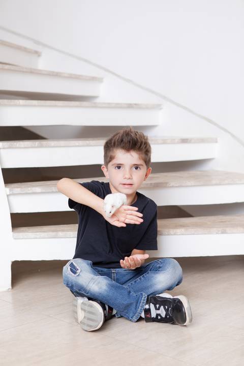 ensaio de natal bebê touca de papai noel brasilia df registrado pela fotógrafa letícia franco papai noel arvore guirlanda ensaio em casa'