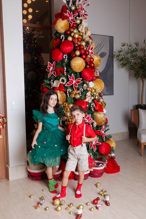 ensaio de natal bebê touca de papai noel brasilia df registrado pela fotógrafa letícia franco papai noel arvore guirlanda ensaio em casa'