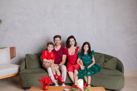 ensaio de natal bebê touca de papai noel brasilia df registrado pela fotógrafa letícia franco papai noel arvore guirlanda ensaio em casa'