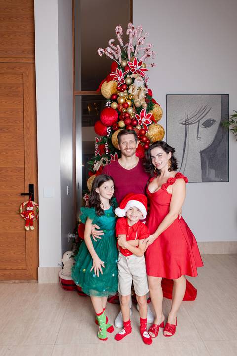 ensaio de natal bebê touca de papai noel brasilia df registrado pela fotógrafa letícia franco papai noel arvore guirlanda ensaio em casa'