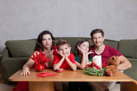 ensaio de natal bebê touca de papai noel brasilia df registrado pela fotógrafa letícia franco papai noel arvore guirlanda ensaio em casa'