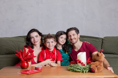 ensaio de natal bebê touca de papai noel brasilia df registrado pela fotógrafa letícia franco papai noel arvore guirlanda ensaio em casa'