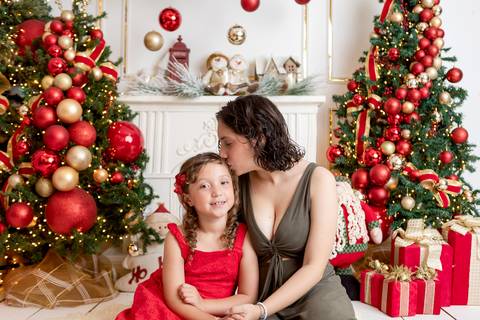 ensaio de natal bebê touca de papai noel brasilia df registrado pela fotógrafa letícia franco papai noel arvore guirlanda pijama carter's carters  trailer neve
'