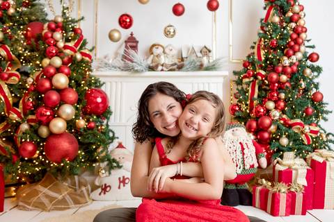 ensaio de natal bebê touca de papai noel brasilia df registrado pela fotógrafa letícia franco papai noel arvore guirlanda pijama carter's carters  trailer neve
'