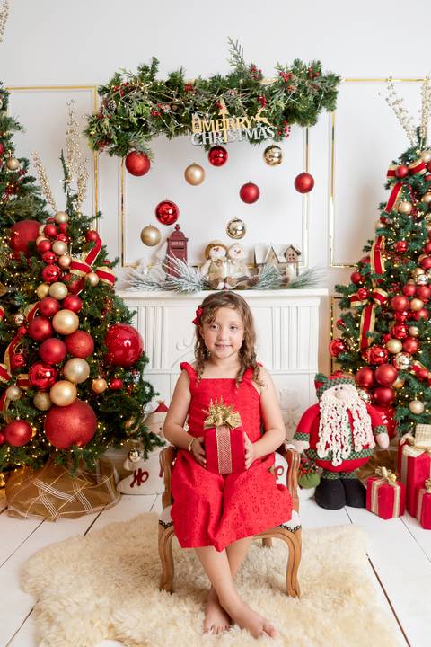 ensaio de natal bebê touca de papai noel brasilia df registrado pela fotógrafa letícia franco papai noel arvore guirlanda pijama carter's carters  trailer neve
'