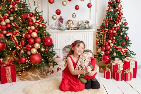 ensaio de natal bebê touca de papai noel brasilia df registrado pela fotógrafa letícia franco papai noel arvore guirlanda pijama carter's carters  trailer neve
'