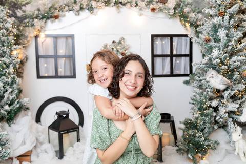 ensaio de natal bebê touca de papai noel brasilia df registrado pela fotógrafa letícia franco papai noel arvore guirlanda pijama carter's carters  trailer neve
'