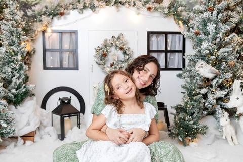 ensaio de natal bebê touca de papai noel brasilia df registrado pela fotógrafa letícia franco papai noel arvore guirlanda pijama carter's carters  trailer neve
'