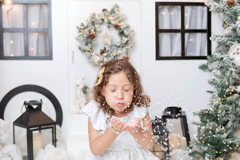 ensaio de natal bebê touca de papai noel brasilia df registrado pela fotógrafa letícia franco papai noel arvore guirlanda pijama carter's carters  trailer neve
'