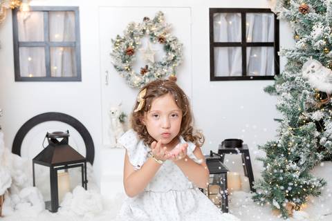 ensaio de natal bebê touca de papai noel brasilia df registrado pela fotógrafa letícia franco papai noel arvore guirlanda pijama carter's carters  trailer neve
'