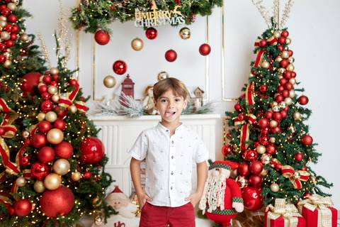 ensaio de natal bebê touca de papai noel brasilia df registrado pela fotógrafa letícia franco papai noel arvore guirlanda pijama carter's carters  trailer neve
'