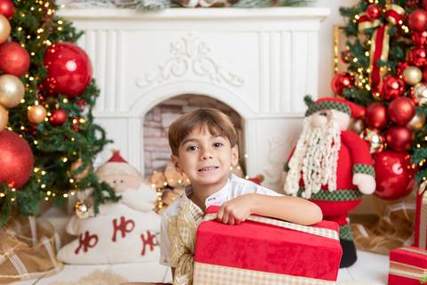 ensaio de natal bebê touca de papai noel brasilia df registrado pela fotógrafa letícia franco papai noel arvore guirlanda pijama carter's carters  trailer neve
'