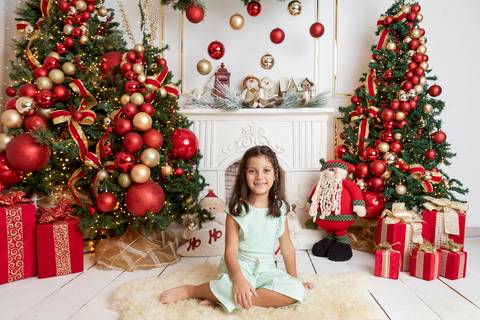 ensaio de natal bebê touca de papai noel brasilia df registrado pela fotógrafa letícia franco papai noel arvore guirlanda pijama carter's carters  trailer neve
'