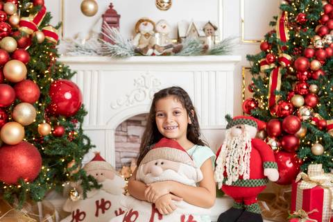 ensaio de natal bebê touca de papai noel brasilia df registrado pela fotógrafa letícia franco papai noel arvore guirlanda pijama carter's carters  trailer neve
'