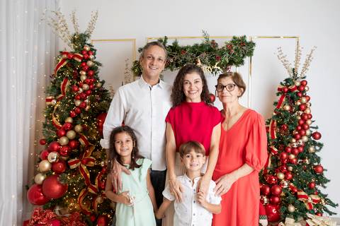 ensaio de natal bebê touca de papai noel brasilia df registrado pela fotógrafa letícia franco papai noel arvore guirlanda pijama carter's carters  trailer neve
'