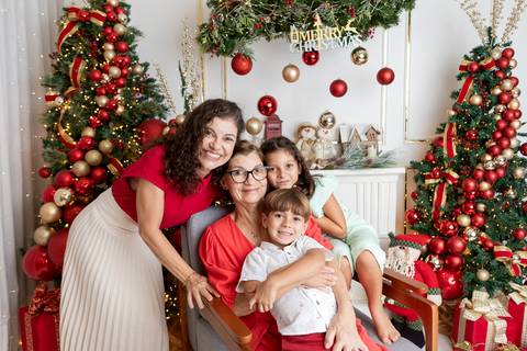 ensaio de natal bebê touca de papai noel brasilia df registrado pela fotógrafa letícia franco papai noel arvore guirlanda pijama carter's carters  trailer neve
'