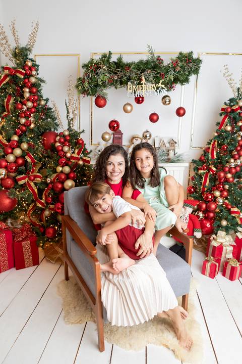 ensaio de natal bebê touca de papai noel brasilia df registrado pela fotógrafa letícia franco papai noel arvore guirlanda pijama carter's carters  trailer neve
'