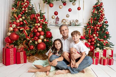 ensaio de natal bebê touca de papai noel brasilia df registrado pela fotógrafa letícia franco papai noel arvore guirlanda pijama carter's carters  trailer neve
'