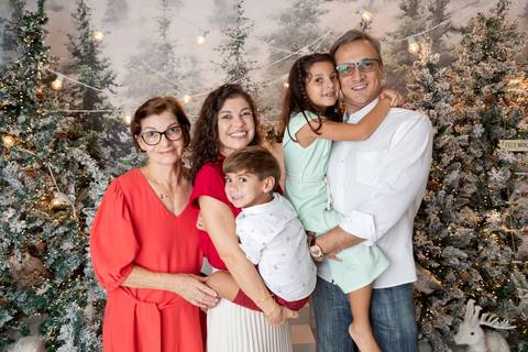 ensaio de natal bebê touca de papai noel brasilia df registrado pela fotógrafa letícia franco papai noel arvore guirlanda pijama carter's carters  trailer neve
'