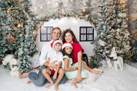 ensaio de natal bebê touca de papai noel brasilia df registrado pela fotógrafa letícia franco papai noel arvore guirlanda pijama carter's carters  trailer neve
'