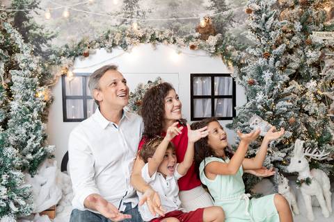 ensaio de natal bebê touca de papai noel brasilia df registrado pela fotógrafa letícia franco papai noel arvore guirlanda pijama carter's carters  trailer neve
'