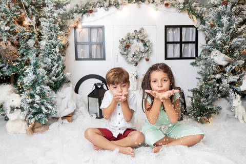 ensaio de natal bebê touca de papai noel brasilia df registrado pela fotógrafa letícia franco papai noel arvore guirlanda pijama carter's carters  trailer neve
'