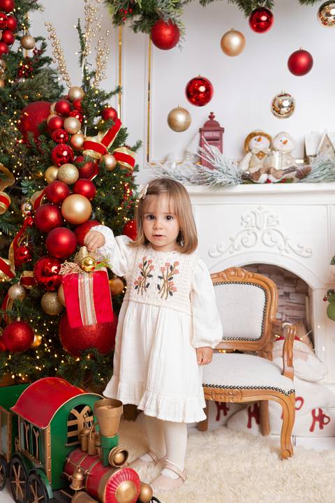 ensaio de natal bebê touca de papai noel brasilia df registrado pela fotógrafa letícia franco papai noel arvore guirlanda pijama carter's carters  trailer neve
'