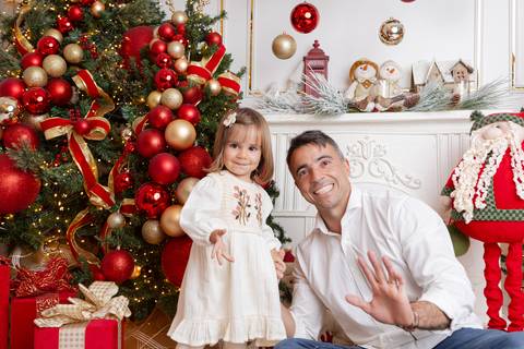 ensaio de natal bebê touca de papai noel brasilia df registrado pela fotógrafa letícia franco papai noel arvore guirlanda pijama carter's carters  trailer neve
'