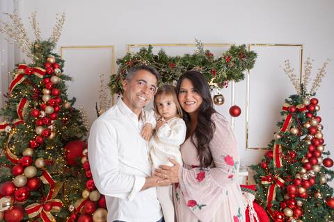 ensaio de natal bebê touca de papai noel brasilia df registrado pela fotógrafa letícia franco papai noel arvore guirlanda pijama carter's carters  trailer neve
'