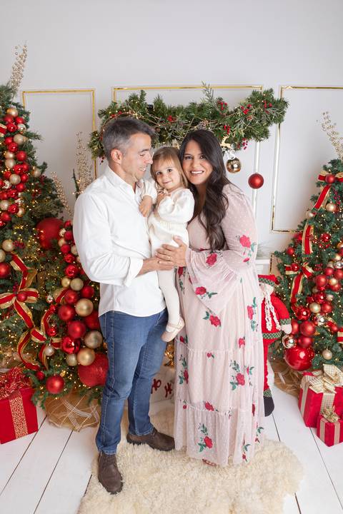 ensaio de natal bebê touca de papai noel brasilia df registrado pela fotógrafa letícia franco papai noel arvore guirlanda pijama carter's carters  trailer neve
'