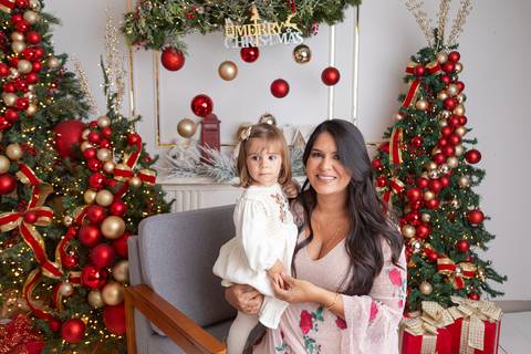 ensaio de natal bebê touca de papai noel brasilia df registrado pela fotógrafa letícia franco papai noel arvore guirlanda pijama carter's carters  trailer neve
'