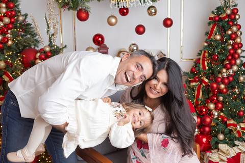 ensaio de natal bebê touca de papai noel brasilia df registrado pela fotógrafa letícia franco papai noel arvore guirlanda pijama carter's carters  trailer neve
'