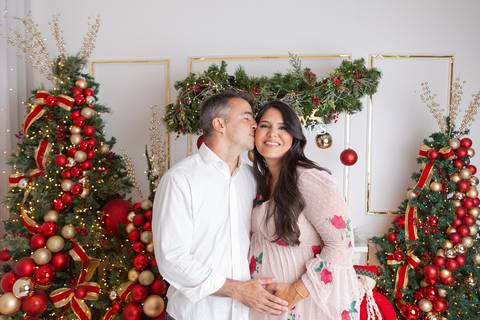 ensaio de natal bebê touca de papai noel brasilia df registrado pela fotógrafa letícia franco papai noel arvore guirlanda pijama carter's carters  trailer neve
'