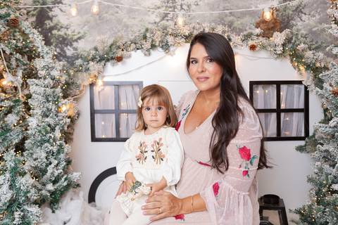 ensaio de natal bebê touca de papai noel brasilia df registrado pela fotógrafa letícia franco papai noel arvore guirlanda pijama carter's carters  trailer neve
'