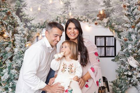 ensaio de natal bebê touca de papai noel brasilia df registrado pela fotógrafa letícia franco papai noel arvore guirlanda pijama carter's carters  trailer neve
'