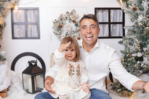 ensaio de natal bebê touca de papai noel brasilia df registrado pela fotógrafa letícia franco papai noel arvore guirlanda pijama carter's carters  trailer neve
'