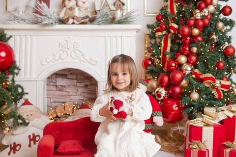 ensaio de natal bebê touca de papai noel brasilia df registrado pela fotógrafa letícia franco papai noel arvore guirlanda pijama carter's carters  trailer neve
'