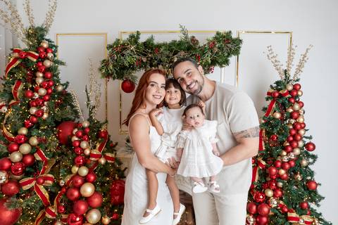 ensaio de natal bebê touca de papai noel brasilia df registrado pela fotógrafa letícia franco papai noel arvore guirlanda pijama carter's carters  trailer neve
'