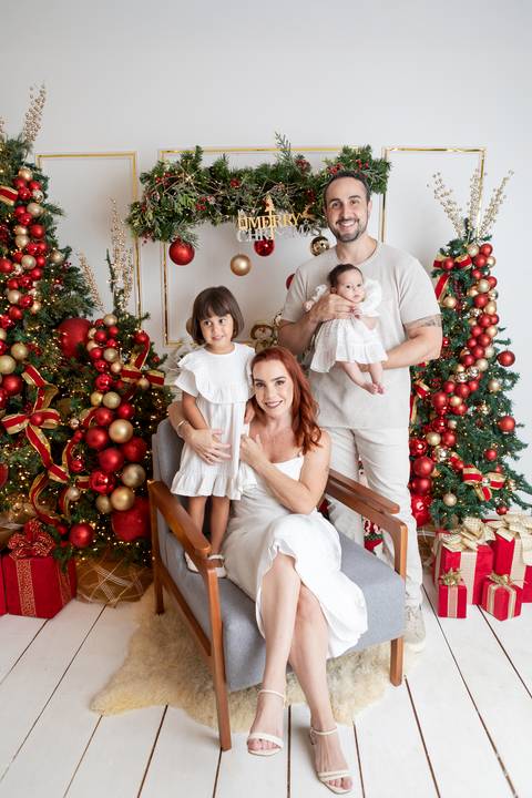 ensaio de natal bebê touca de papai noel brasilia df registrado pela fotógrafa letícia franco papai noel arvore guirlanda pijama carter's carters  trailer neve
'