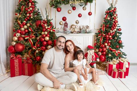 ensaio de natal bebê touca de papai noel brasilia df registrado pela fotógrafa letícia franco papai noel arvore guirlanda pijama carter's carters  trailer neve
'