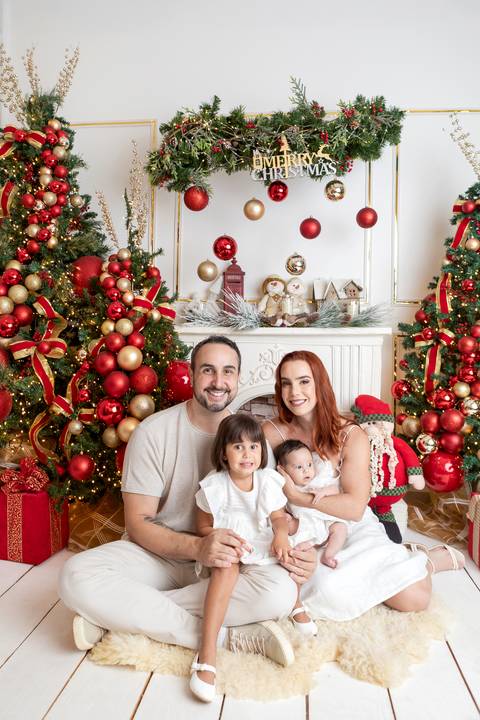 ensaio de natal bebê touca de papai noel brasilia df registrado pela fotógrafa letícia franco papai noel arvore guirlanda pijama carter's carters  trailer neve
'