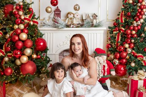 ensaio de natal bebê touca de papai noel brasilia df registrado pela fotógrafa letícia franco papai noel arvore guirlanda pijama carter's carters  trailer neve
'