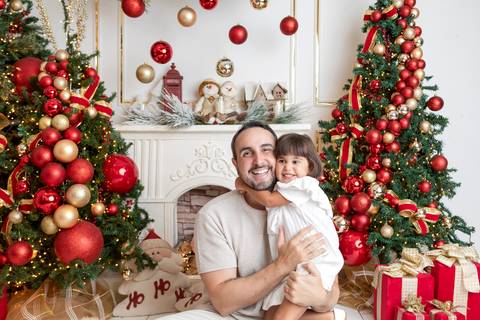 ensaio de natal bebê touca de papai noel brasilia df registrado pela fotógrafa letícia franco papai noel arvore guirlanda pijama carter's carters  trailer neve
'