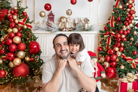 ensaio de natal bebê touca de papai noel brasilia df registrado pela fotógrafa letícia franco papai noel arvore guirlanda pijama carter's carters  trailer neve
'