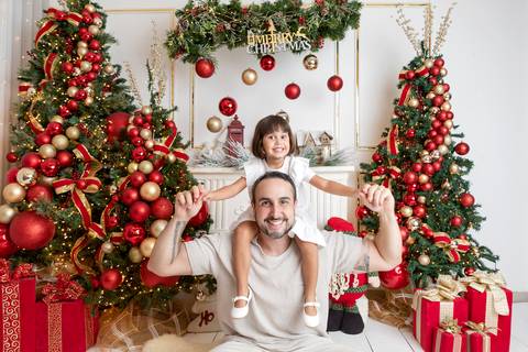 ensaio de natal bebê touca de papai noel brasilia df registrado pela fotógrafa letícia franco papai noel arvore guirlanda pijama carter's carters  trailer neve
'