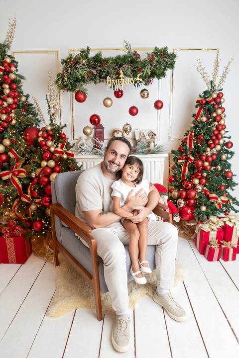 ensaio de natal bebê touca de papai noel brasilia df registrado pela fotógrafa letícia franco papai noel arvore guirlanda pijama carter's carters  trailer neve
'